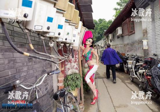 AISS爱丝(黄金版) - 索菲的私拍图集：渔色下，她的身影在阳光下游走