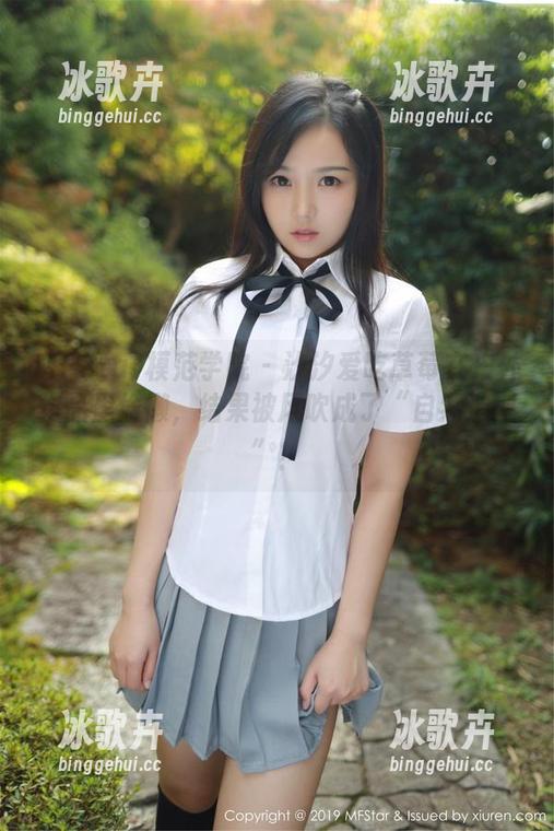 MFStar模范学院 - 汐汐爱吃草莓在户外作品里偷懒，结果被风吹成了“自然造型”！