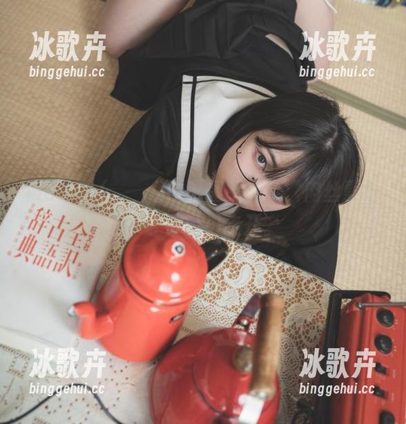 被Uhye(이유혜)的原图打动了：肉丝飘逸，让人不忍走开。