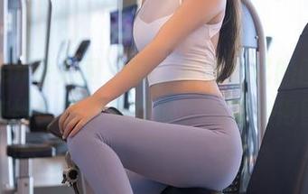 Xiuren秀人网 – 呐，看叶籽亿的图集，长腿在线！我开着空调，心却热得冒烟。