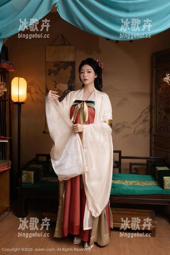 Xiuren秀人网 - 杨可可coco的夏日写真：轻松搞怪，每张照片都在‘求关注’！
