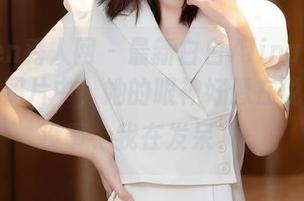 Xiuren秀人网 – 最新白白Alina修女写真——照片中，她的眼神好像在说“这里没事，我在发呆”。