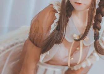 无圣光面前,coser衣衣的少女裙摆微扬