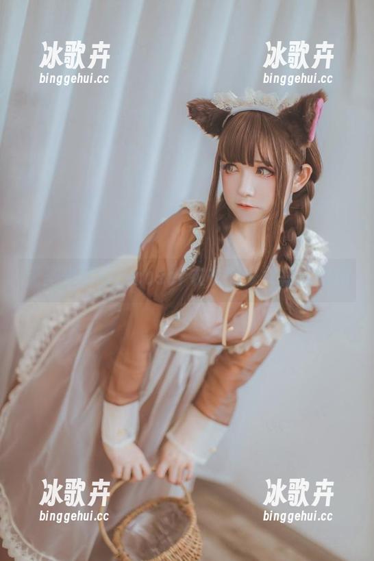 无圣光面前，coser衣衣的少女裙摆微扬