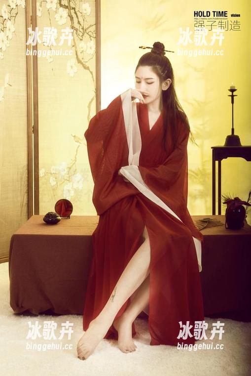 丽柜 - 苏黎发布的写真集：美镜映玉足，让人想发个“好家伙”大喊一声！