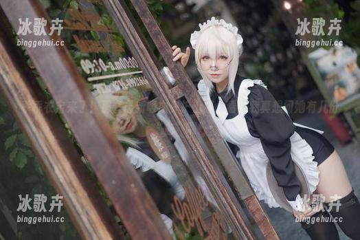 乖乖衣宝来了！那套最新吸血鬼护士服，看了我真想问她有几份“血”啊。
