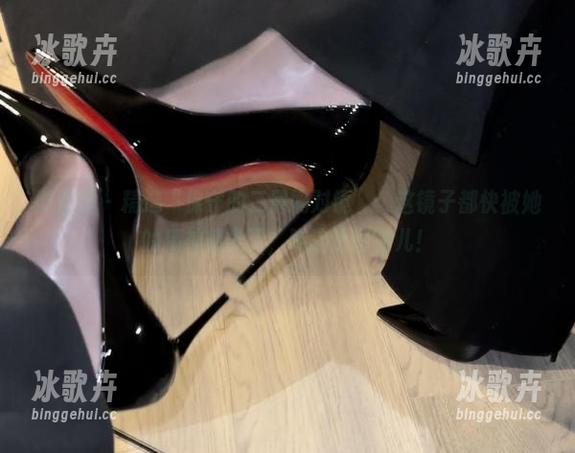 微密圈 - 精选“保守的二舅妈对镜”：这镜子都快被她的精神感染了，瞧这热闹劲儿！