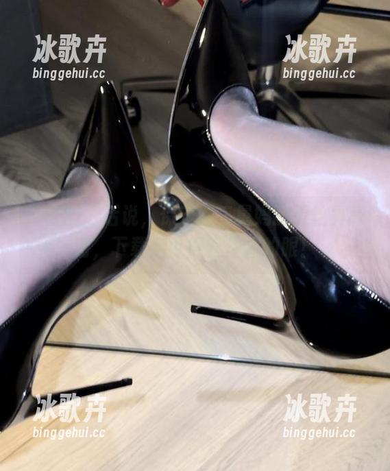 微密圈 - 话说，保守的二舅妈的蕾丝真高清，下载后可得管住你的眼！