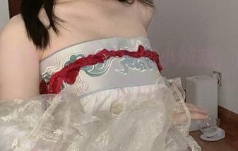 倦倦喵的写真：学吉他的小妹妹，胖了点是为了保暖吗？