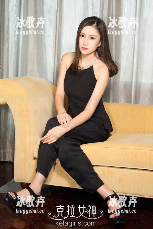 克拉女神 - 惠茜制服翻转我的审美，在高清美图中找到人生新方向，我是不是该考虑一下我的衣柜了？