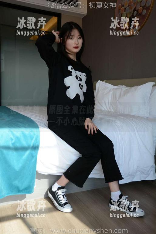 初夏女神 - 原图全集在此!柒柒和小蜜蜂,让人一不小心就想多看几眼。 初夏女神 - 原图全集在此!柒柒和小蜜蜂,让人一不小心就想多看几眼。
