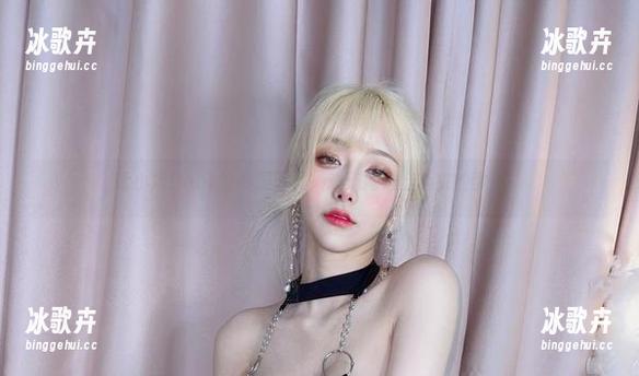 啾小妍Deer的制服写真，难道她是穿越来的学生？
