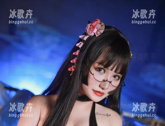 夏鸽鸽不想起床的最新图集：油亮的姿态，全部都是不经意的美。