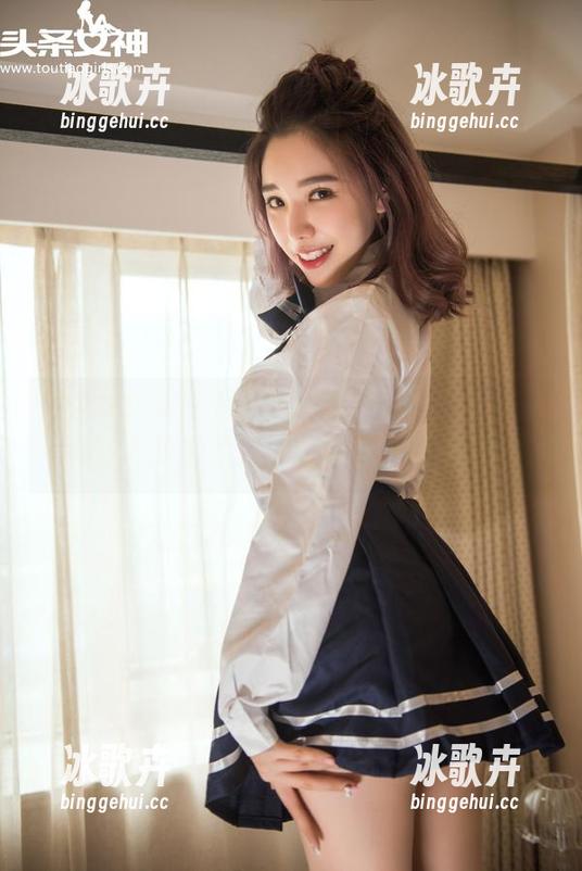 头条女神 - 白裙子炸裂登场，莫小希作品集等你来下载，备受娇宠中的一种！