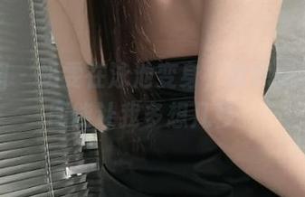 微密圈 – 奶雯在泳池变身，没想到这种美图能让我多想几秒。