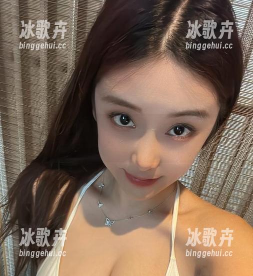 微密圈 - 红色漏背裙刚好映衬奶雯的气质，高清套图中的每一次回眸都是惊喜。