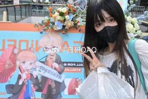 妖君白研在画室里挑选色彩，定制的兽耳阿米娅竟然有点让人想多了……