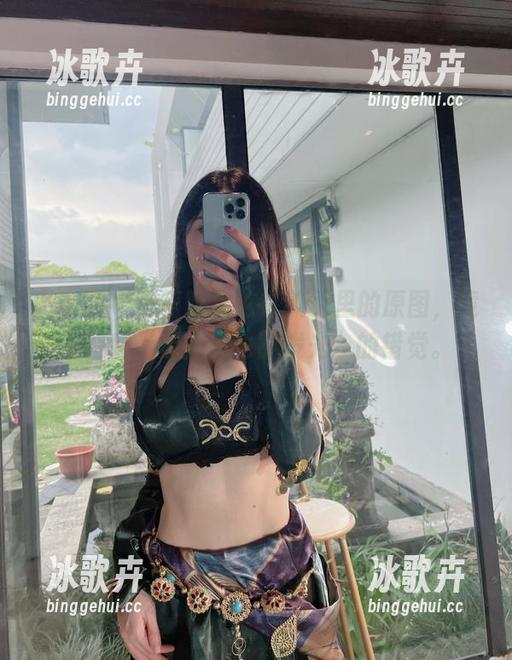 微密圈 - 小玉吃果冻在校服里的原图，竟然有种“无圣光也能发光”的错觉。