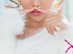 尤果网 – Sara的短裤，居然连风都要来偷瞧？快来看这张图片吧！