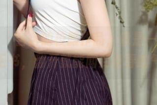 尤果网 – 含含的校服作品，像是一本泛黄的旧书，翻开就能闻到青春的气息