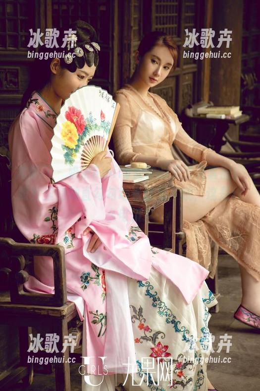 尤果网 - 奶茶Emily女神的无圣光套图，照片里的她直勾勾地看过来，哦，这是什么电波？