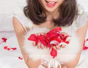 尤果网 – 私房分享，原图里白熙萌的女孩，那种慵懒又美丽的气息，能让我想起一阵微风。