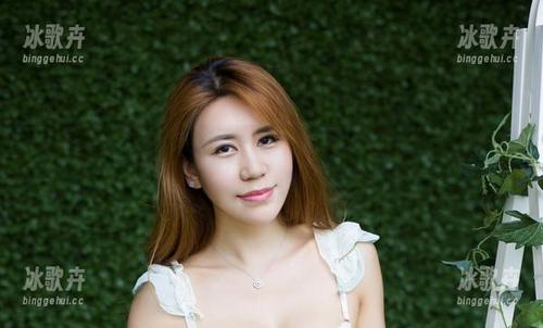尤物馆 - “FoxYini孟狐狸”在天台的新写真更新，哪种姿势让你觉得恍若置身异境？