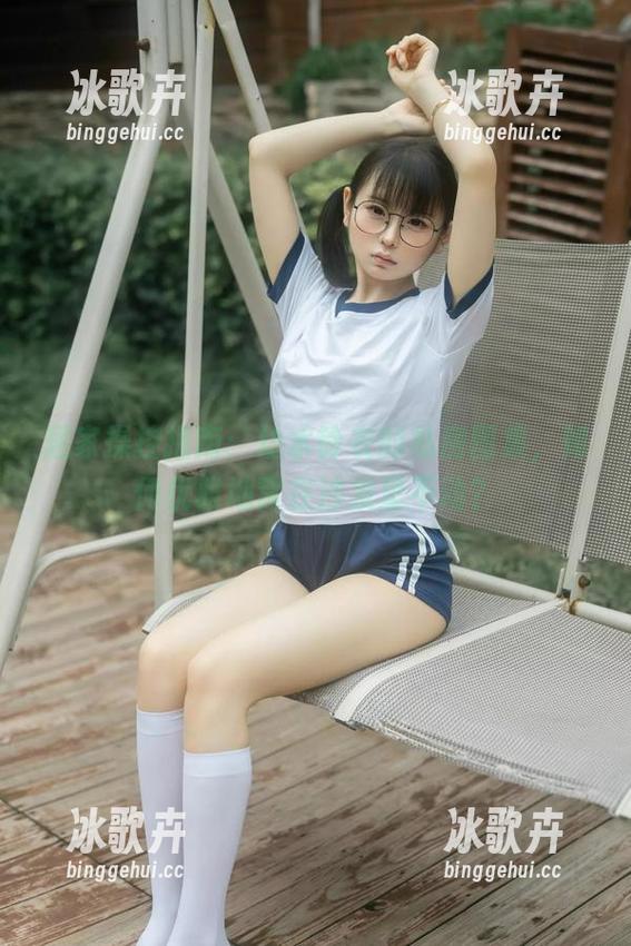 居家操控指南：幼水铃衣的私房图集，如何优雅地窝在沙发里不动？