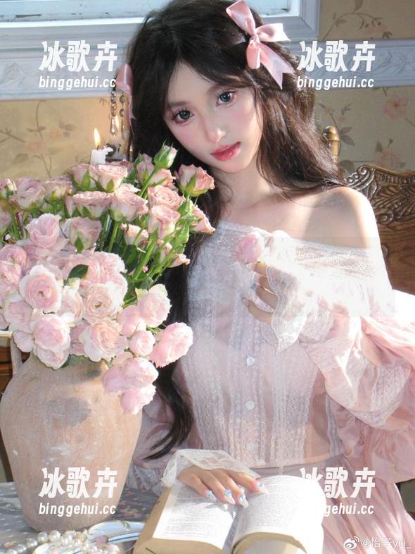 怡子yiii的海边定制写真，闪烁的水面好像在窃窃私语！