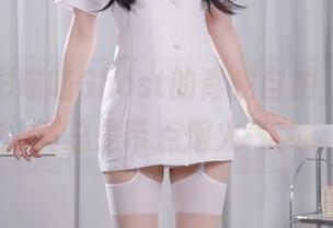 看！无影喵喵Ghost的青蛇自拍，最新写真总是带点烟火气。