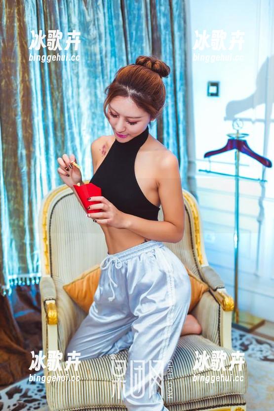 果团网 - 何梦兮Stacy这次自拍合集更新，真想问她怎么能这样自信。
