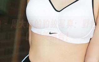 爱尤物 – 周大萌的豹纹写真：野性与妩媚的完美结合！