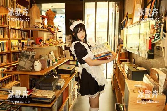 白莉爱吃巧克力化身香奈乎？重点是在装扮还是姿态，还是那飘逸的白发呢～