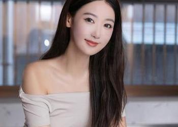 秀人网 – 原图福利，一对安然Maleah双人出奇配合，悄悄流露出点小暧昧。