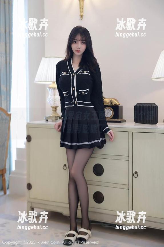秀人网 - 小小白思宜女王图片，分享个提醒：别再眨眼了！
