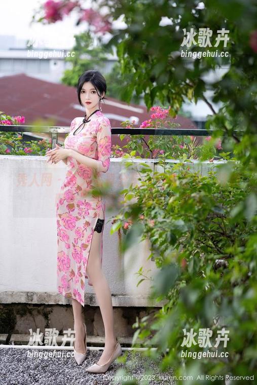 秀人网 - 双人写真分享：爱酱里在“特别配合”中显露出默契与游戏