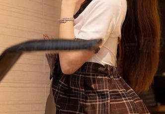 秀人网 – 玄子和她的礼服：一场轻松幽默的作品集走秀