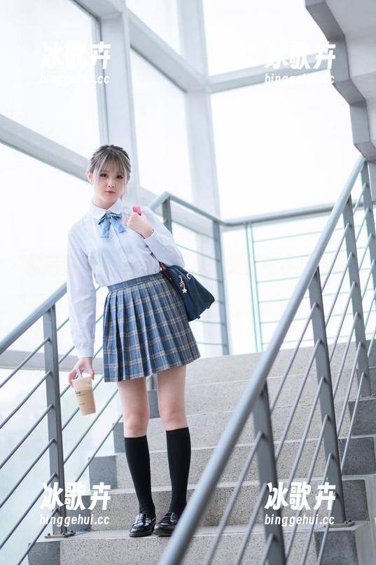 秋楚楚不秃头写真图集：灵梦与小泡泡的春天午后