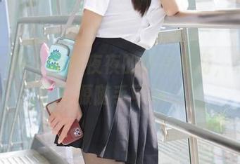 稚乖画册 – 赤西夜夜的泳池梦游，私拍资源随手可得