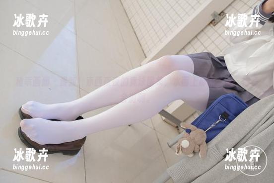 稚乖画册 - 最新！赤西夜夜的竟泳图集，水面上那抹身影，得多会游啊。