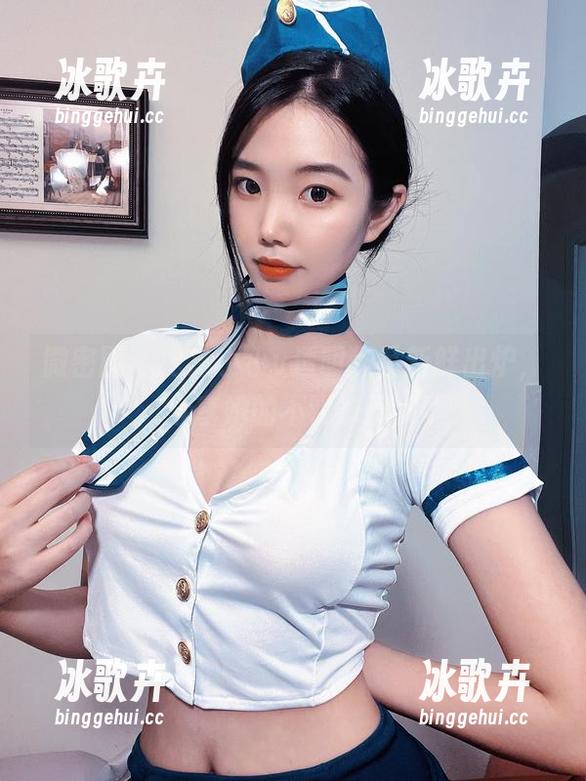 微密圈 - 纪念小小v透明作品新鲜出炉，分享她的不羁态度。
