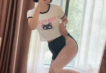 微密圈 – 分享一下胜利的小生活的高清袜秀，丝袜和棉袜也能玩出花样！
