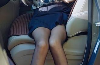 花漾show – 可乐Vicky的美脚全集：好像这个地方突然变得特别吸引人了…