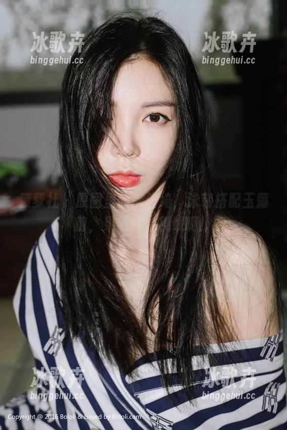 菠萝社 - 原图里的柳侑绮，泳装搭配玉藻前，果然冲击视线啊！