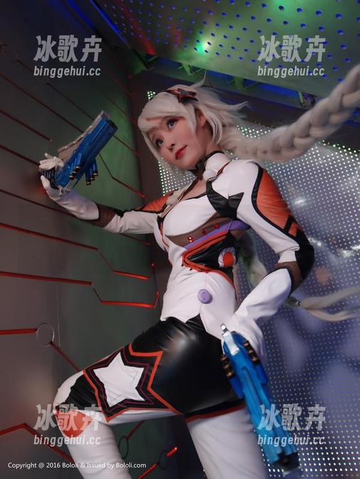菠萝社 - 猫九酱Sakura短裙最新图集：看！风都被它迷住了，这下我尴尬了…