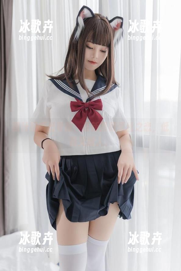 蜜汁猫裘出奇招，最新图册蕾丝之恋，低调又撩人。