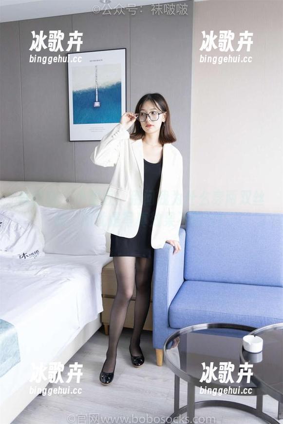 袜啵啵 - 小甜豆：别问我为什么穿两双丝袜，问就是写真效果不够好！