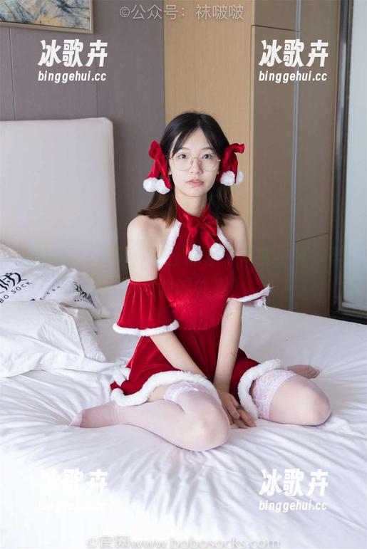 袜啵啵 - 更新：芝士的连衣裙变身秀，柔情与戏谑共舞！