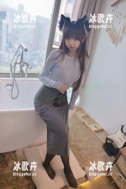 每日一记：雪琪SAMA修女写真更新，真想把她的衣服借来穿！