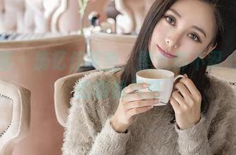 青豆客 – 施忆佳美图，壁纸都不忍心替换的御姐风范
